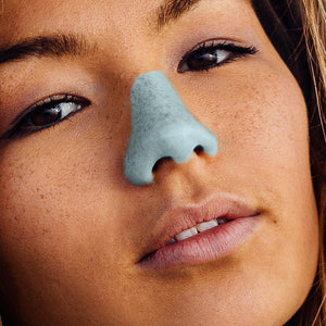 Women wearing Nöz Nose No Bounds Sunscreen in blue on her nose